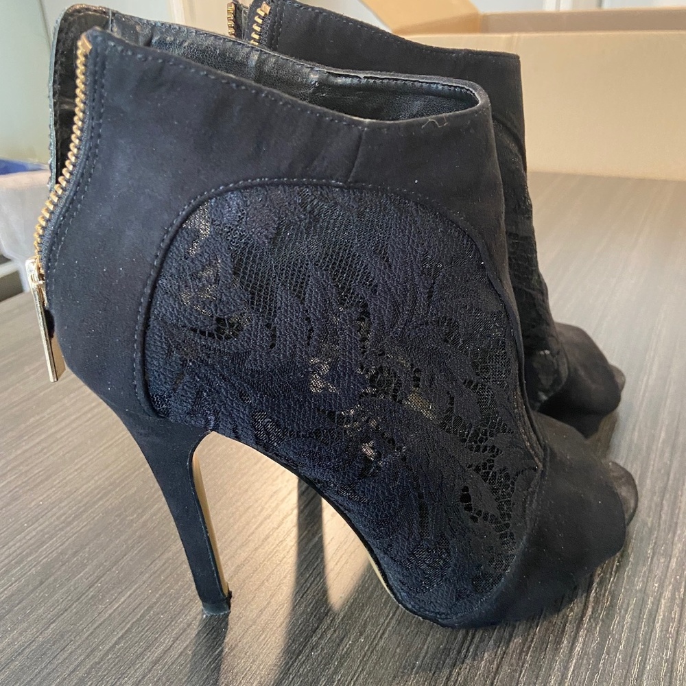 Lace boots with heel